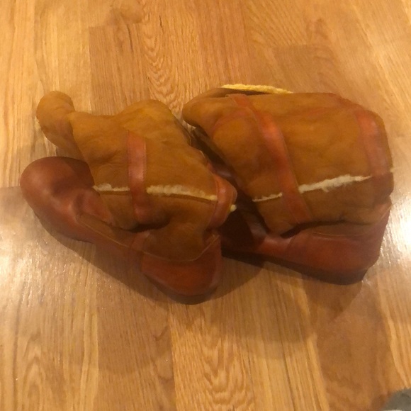 Caramel leather and suede warm and fuzzy inside. Size 10 - Picture 5 of 8